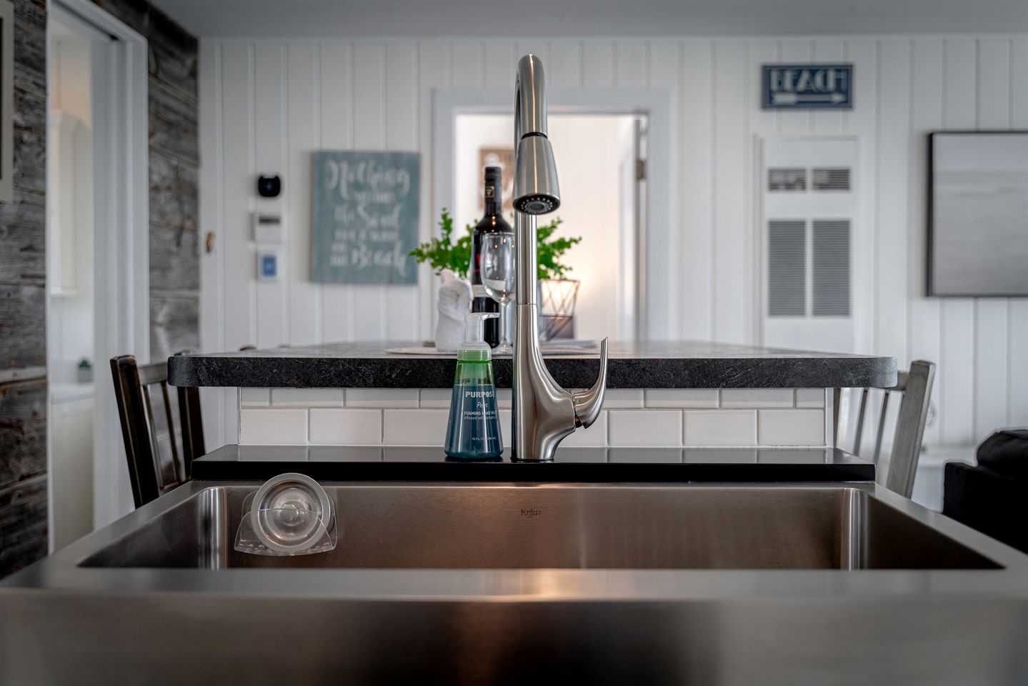 Sweet Beach Rental with Jacuzzi, Deck and Amazing Sunsets in Ontario