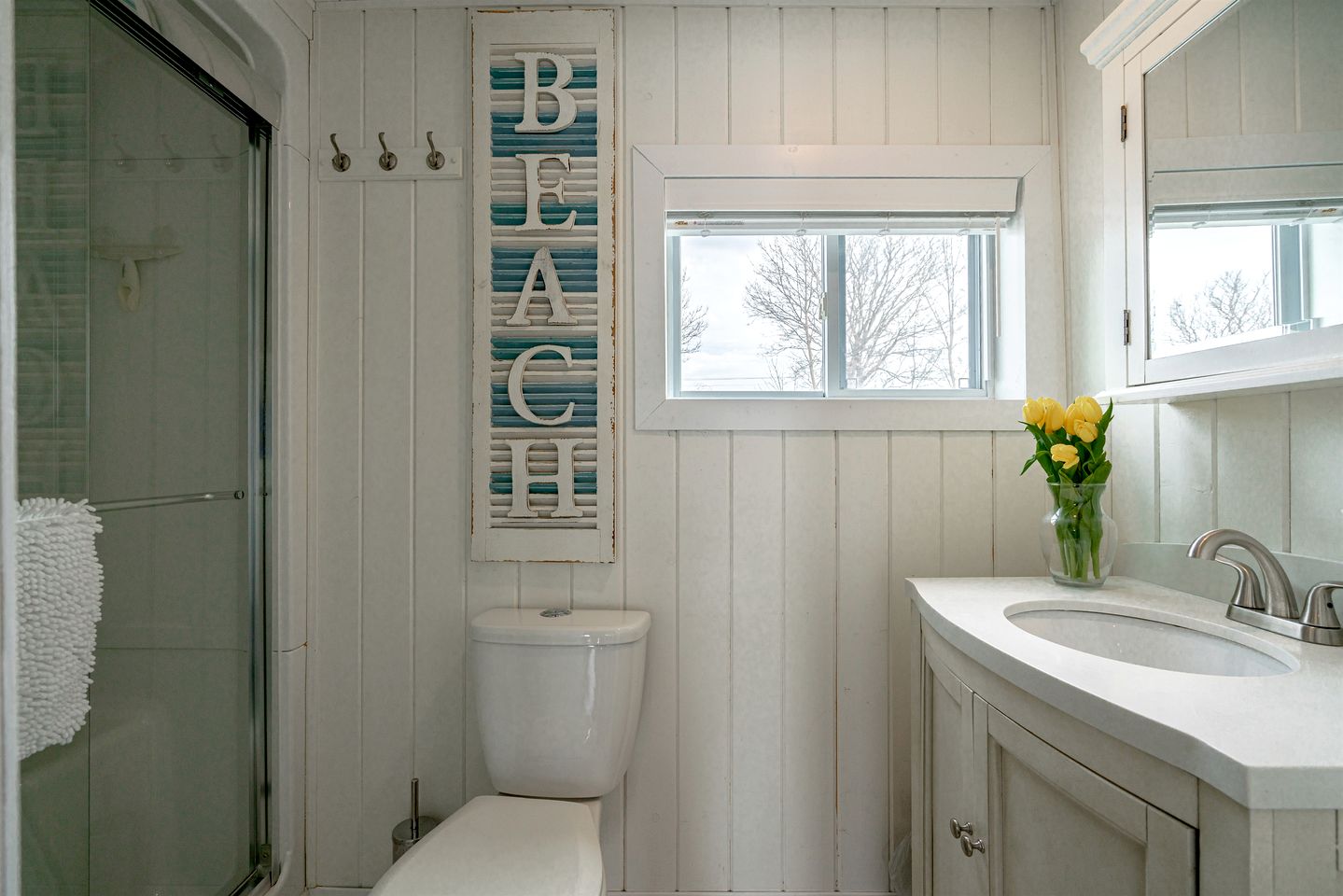 Sweet Beach Rental with Jacuzzi, Deck and Amazing Sunsets in Ontario