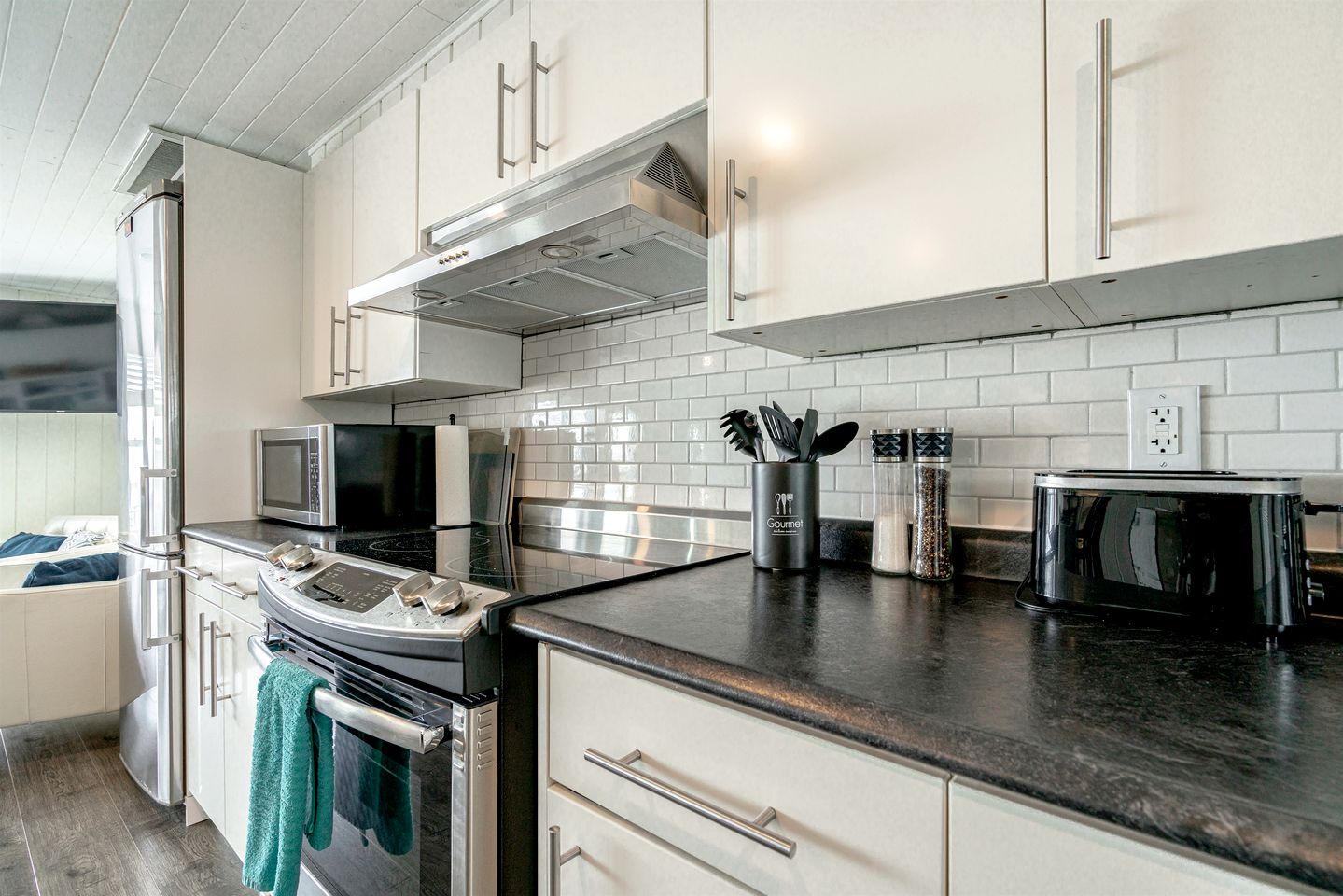 Sweet Beach Rental with Jacuzzi, Deck and Amazing Sunsets in Ontario