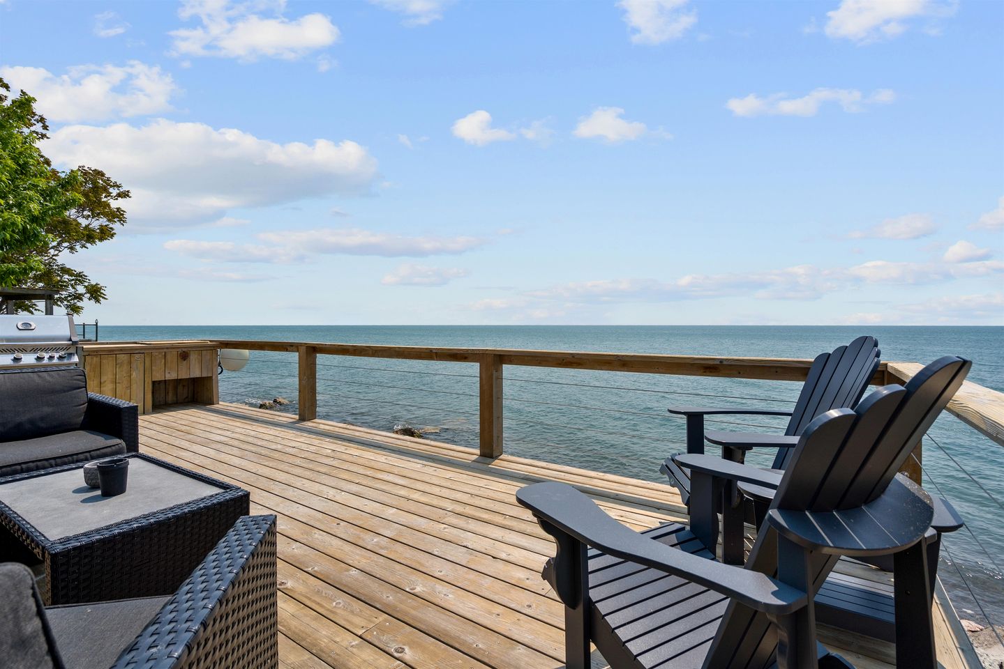 Sweet Beach Rental with Jacuzzi, Deck and Amazing Sunsets in Ontario