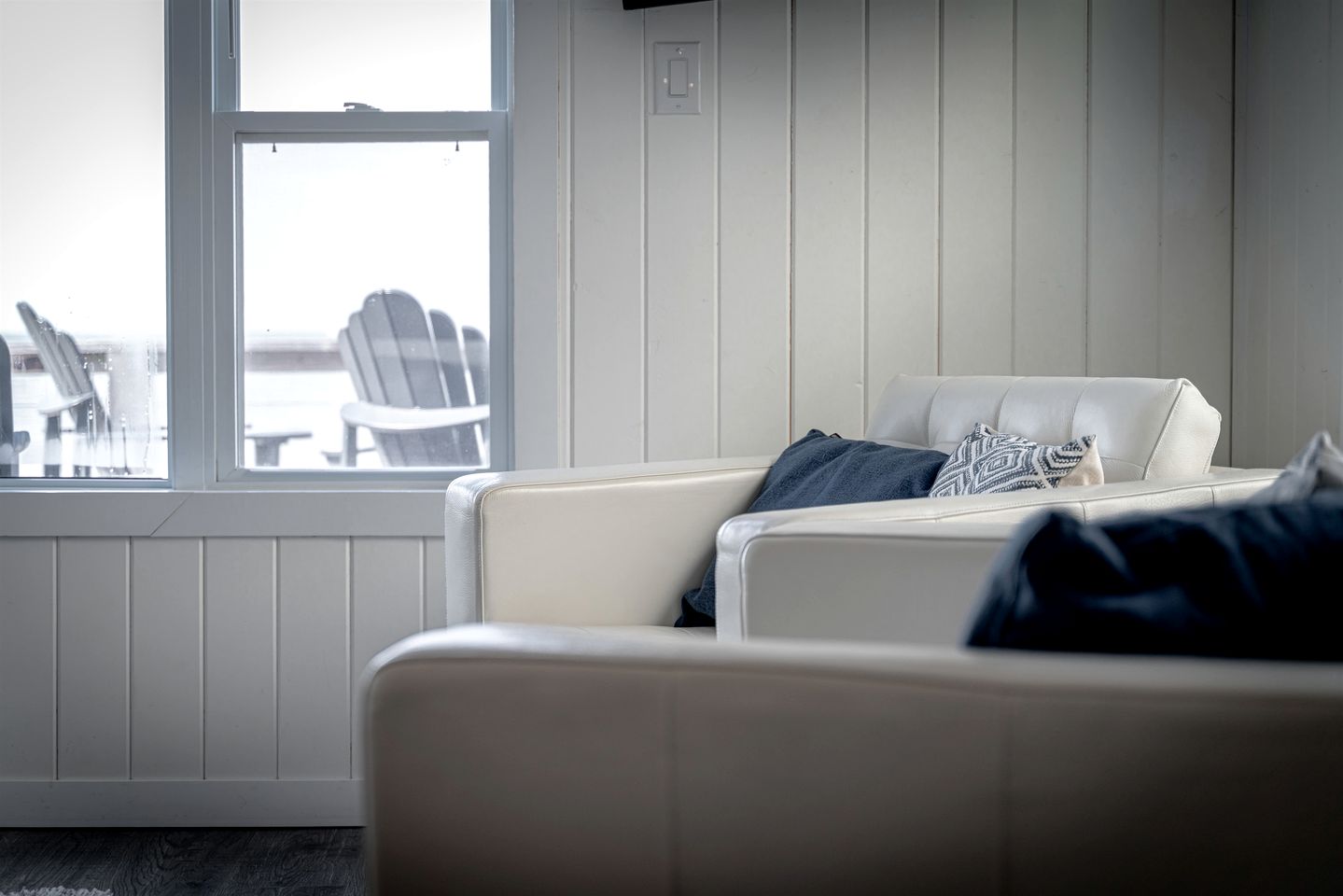 Sweet Beach Rental with Jacuzzi, Deck and Amazing Sunsets in Ontario