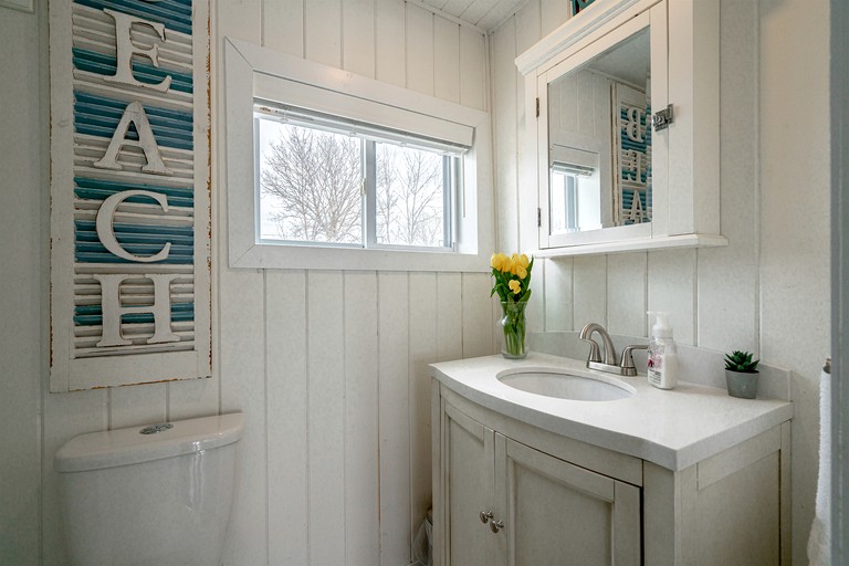 Cabins (Canada, Leamington, Ontario)