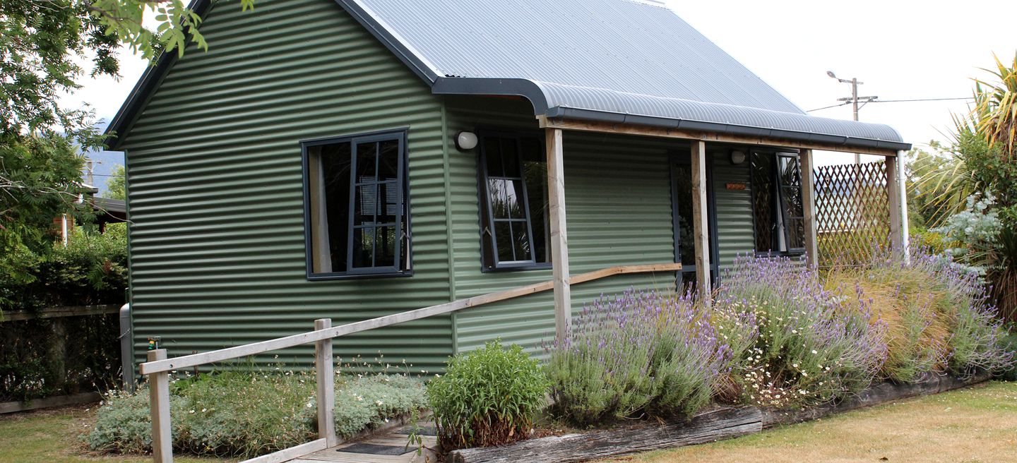 Cottages (Te Anau, South Island, New Zealand)