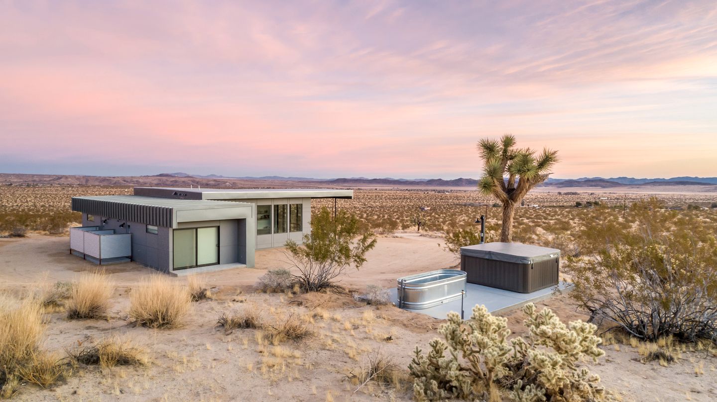 Spectacular Vacation Retal with Hot-tub and Stunning views of the desert in Joshua Tree, California