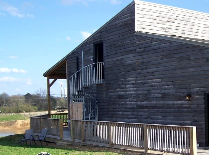 Cozy Loft Apartment Above Jay Bob's Kitchen w/ 2 Queen Beds & Breakfast Near Nashville
