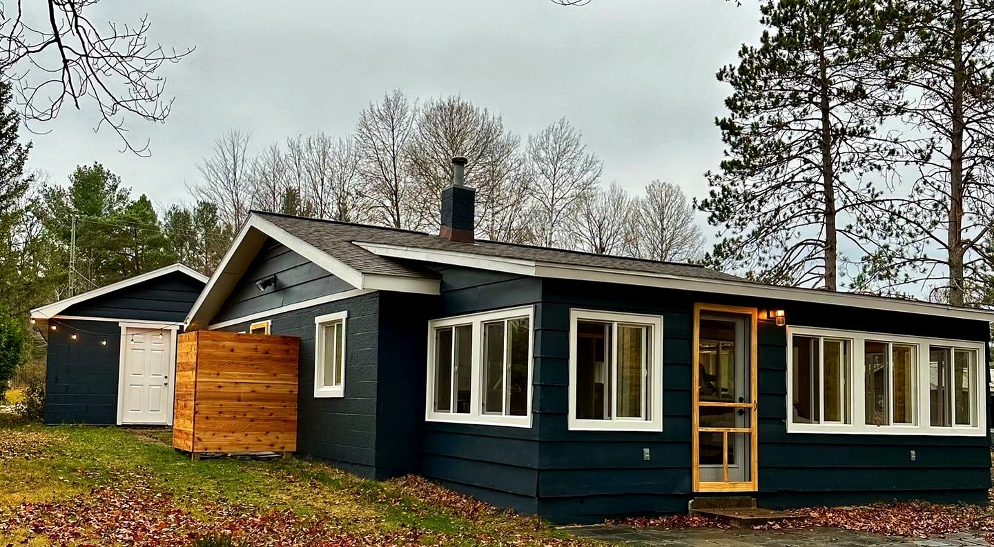 Fantastic Cottage with Fire Pit and River Access in Bellaire, Michigan