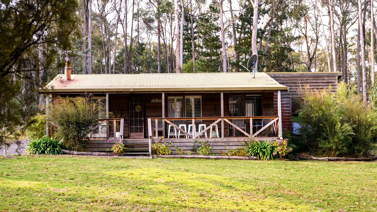 Elegant Cottage with Equipped Porch in Victoria