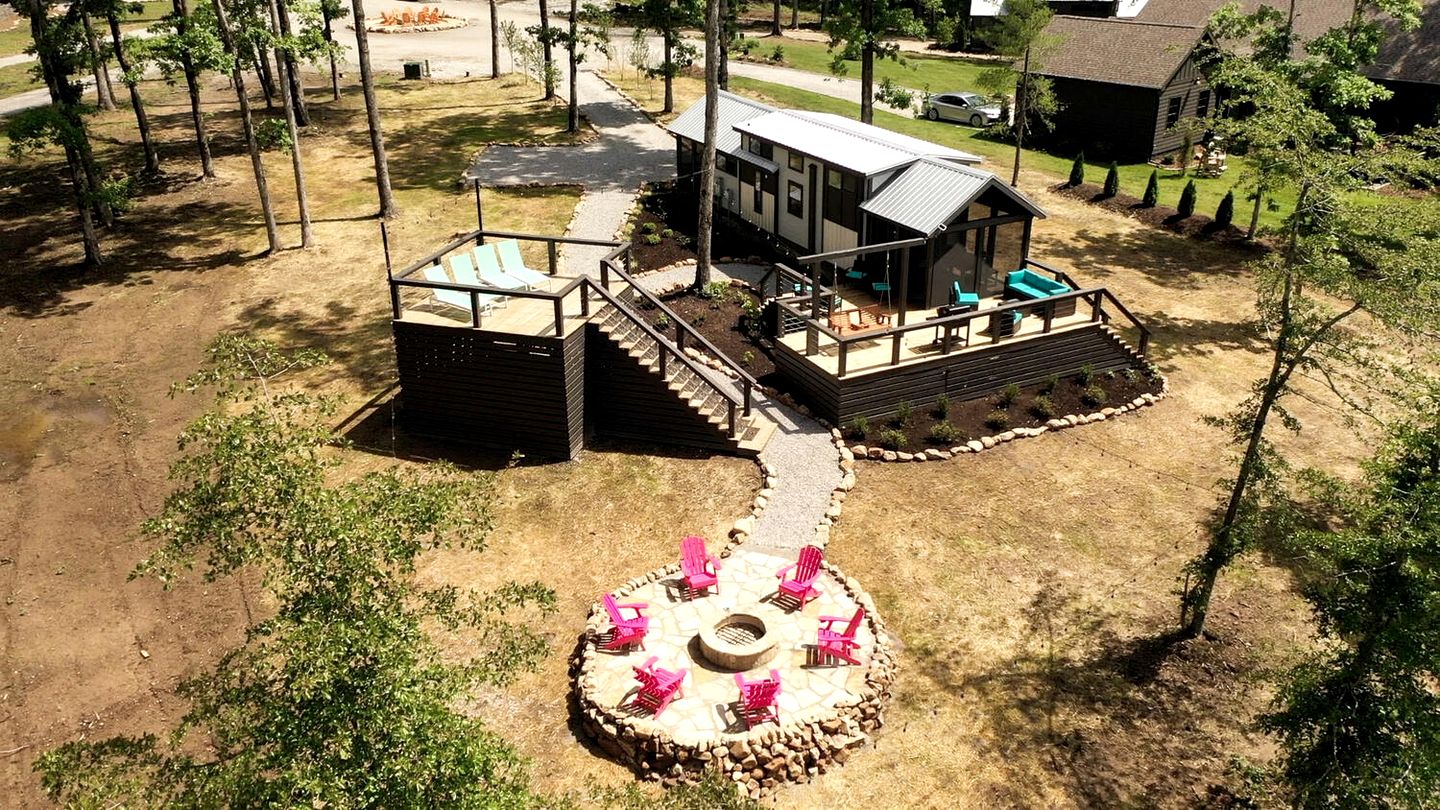 Delightful Cabin with Fire Pit and Hot-tub in Tracy City, Tennessee