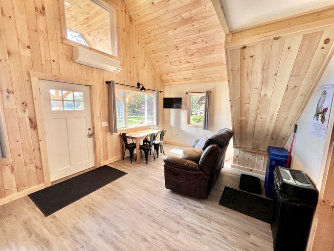 Cabins (United States of America, Burnham, Maine)