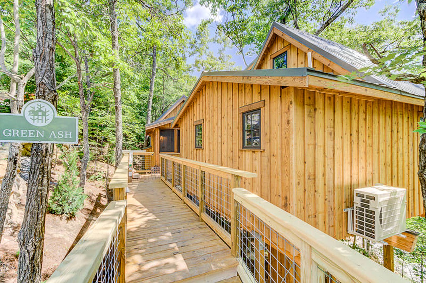 Spectacular Wooden Tree House with Hot-tub in Gatlinburg, Tennessee
