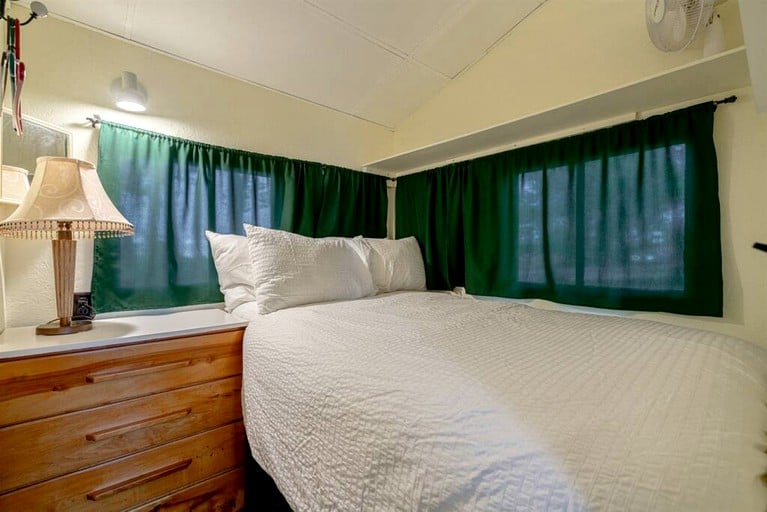 Cabins (Canada, Leamington, Ontario)