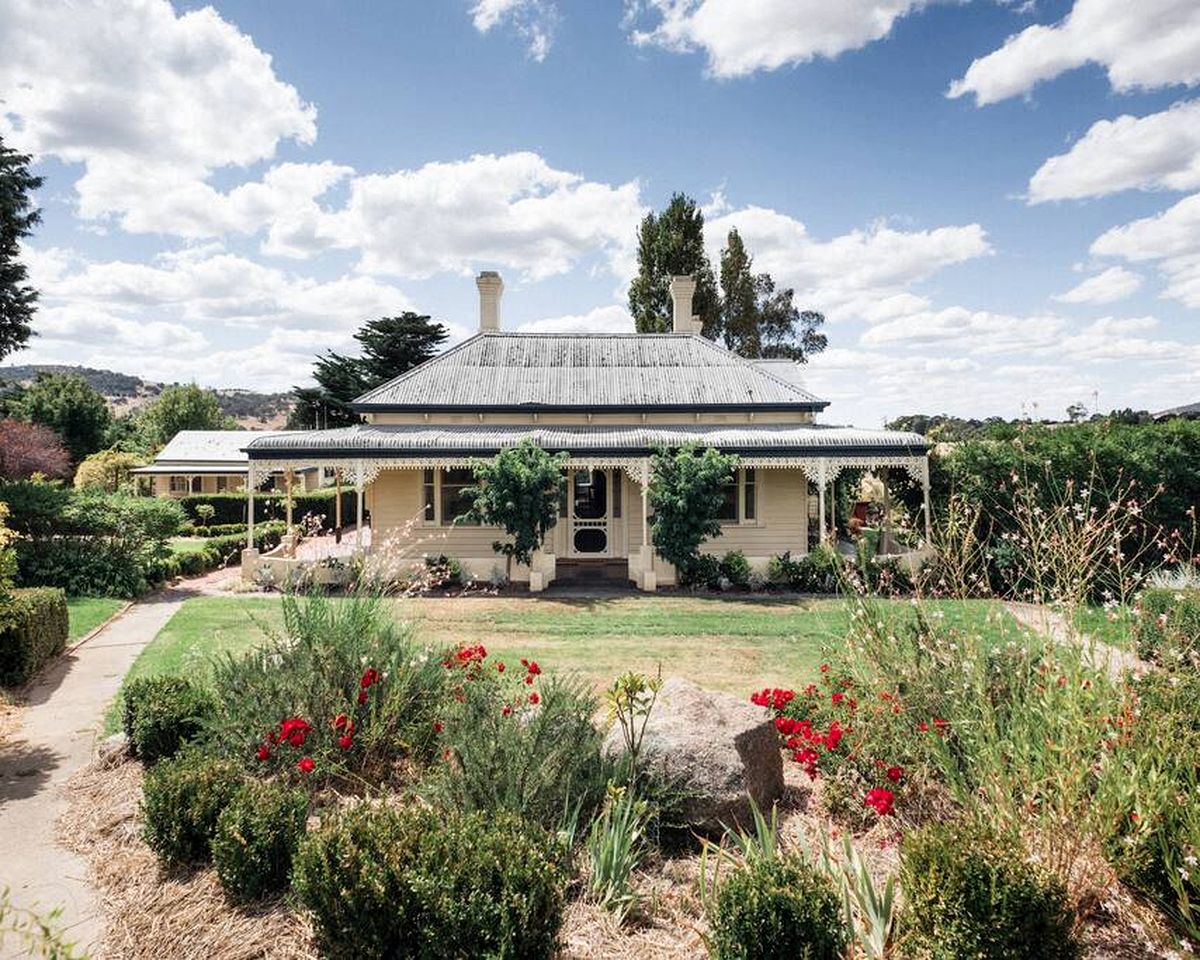 Elegant Stylish Cottage Perfect for a Peaceful Escape in Victoria