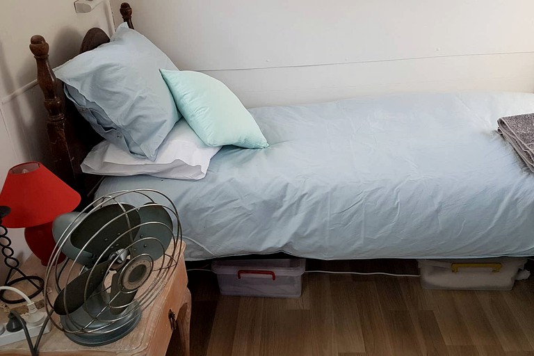 Single bed in cozy room of this Lightning Ridge accommodation