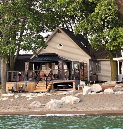 Breathtaking Beachfront Cottage with Nice Sights in Leamington, Ontario