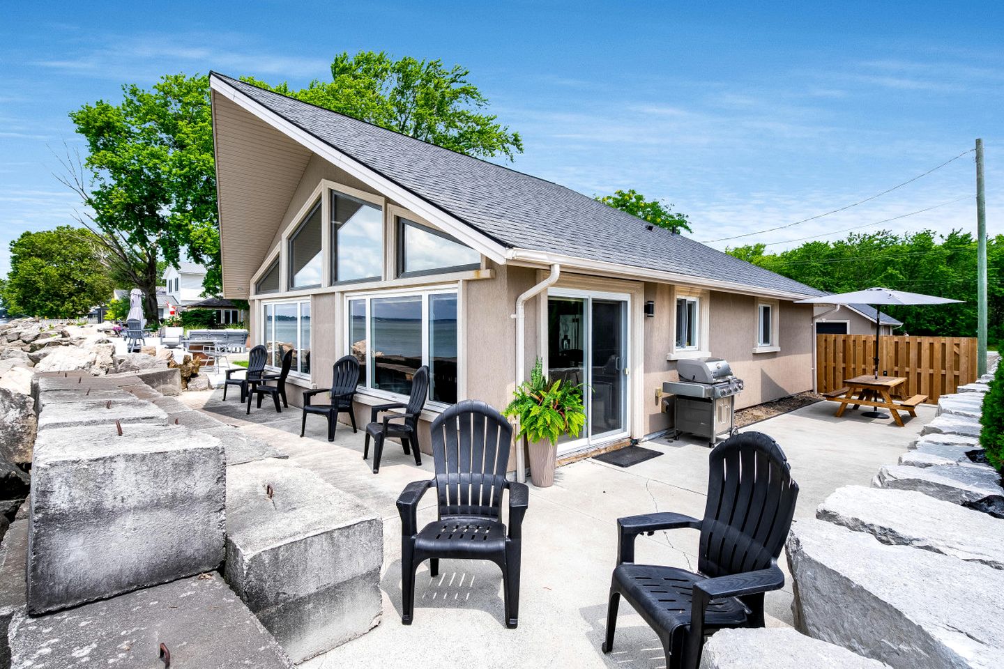 Elegant Retreat with Outdoor Picnic Space and BBQ in Ontario