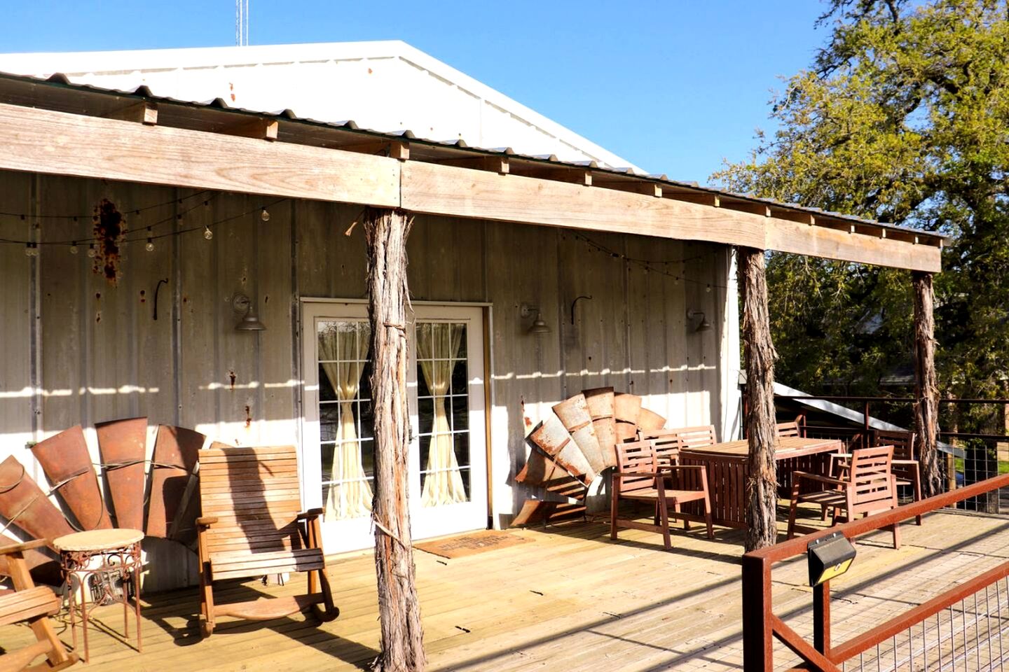 Delightful Equipped Barn with Pond Views in Texas