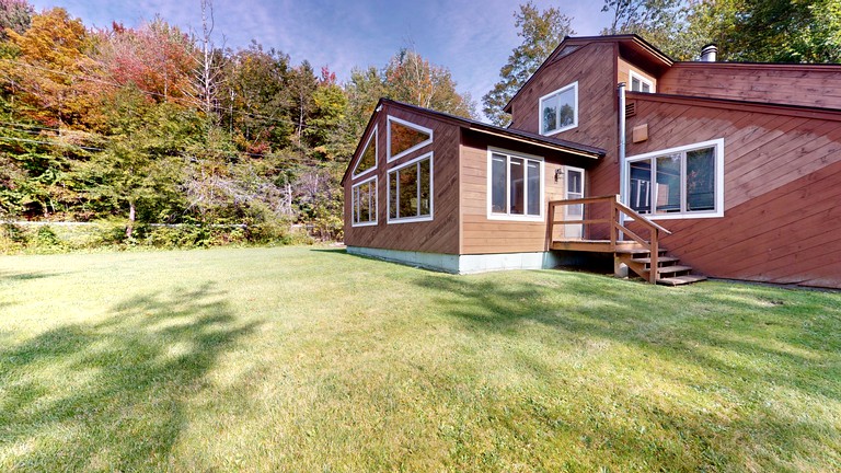 Wooden Ski Cabin with Hot-Tub For a Scenic Escape Minutes from Pico and Killington, Vermont