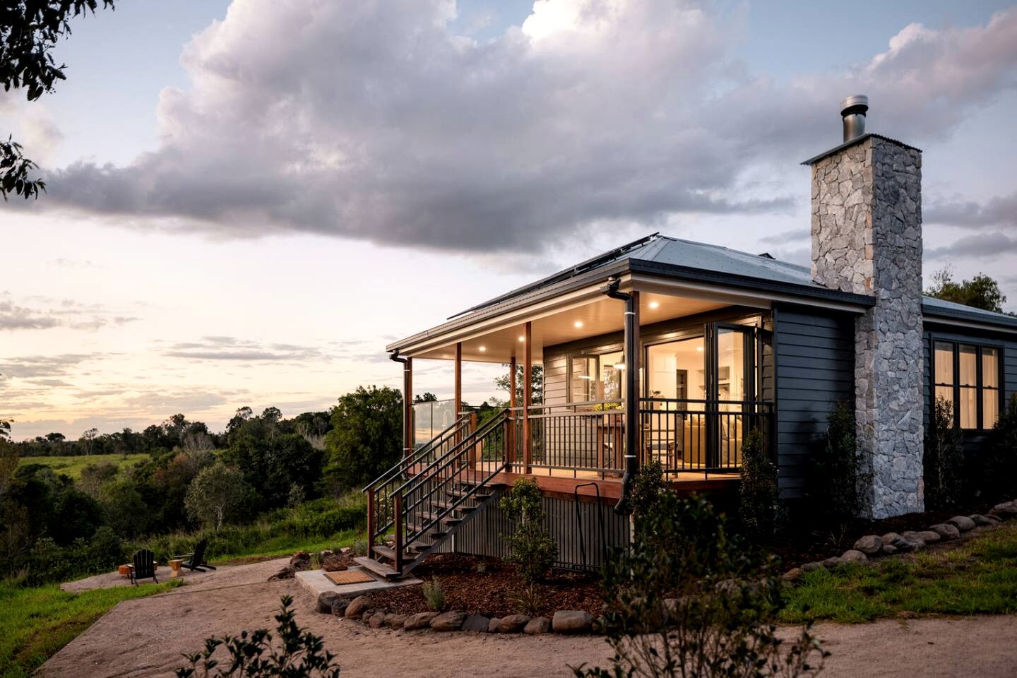 Enchanting Cabin with Outdoor Bathtub, Fire Pit, and Views of Coomba Valley, Perfect for a Romantic Weekend Getaway