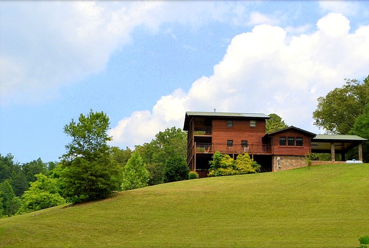 Impressive Cabin with Fireplace, Hot-tub and Stunning Forest Views in Sevierville, Tennessee