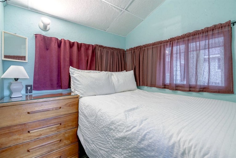 Cabins (Canada, Leamington, Ontario)