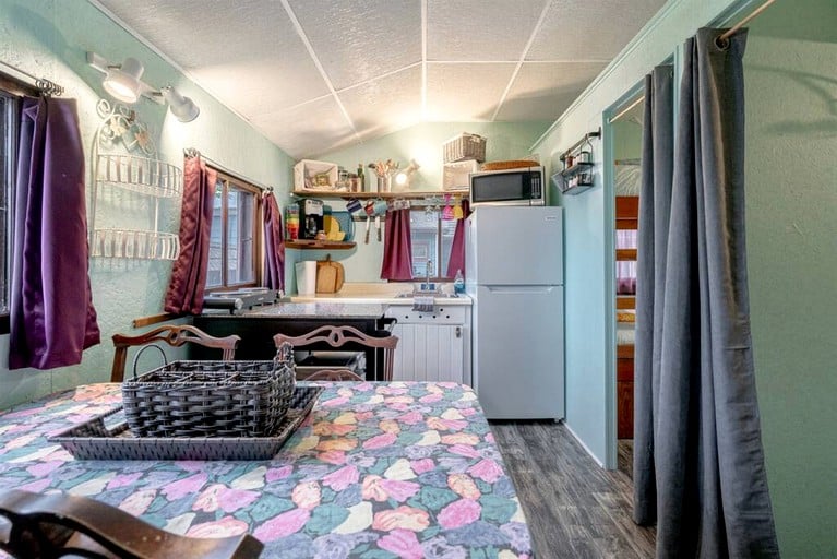 Cabins (Canada, Leamington, Ontario)
