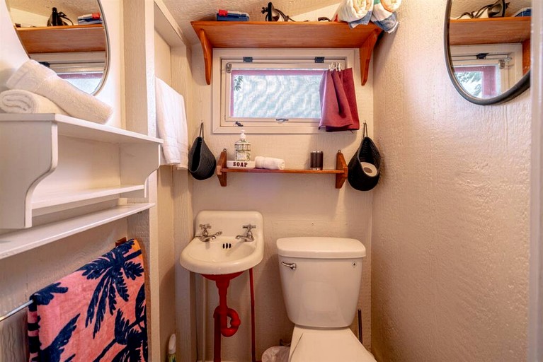 Cabins (Canada, Leamington, Ontario)