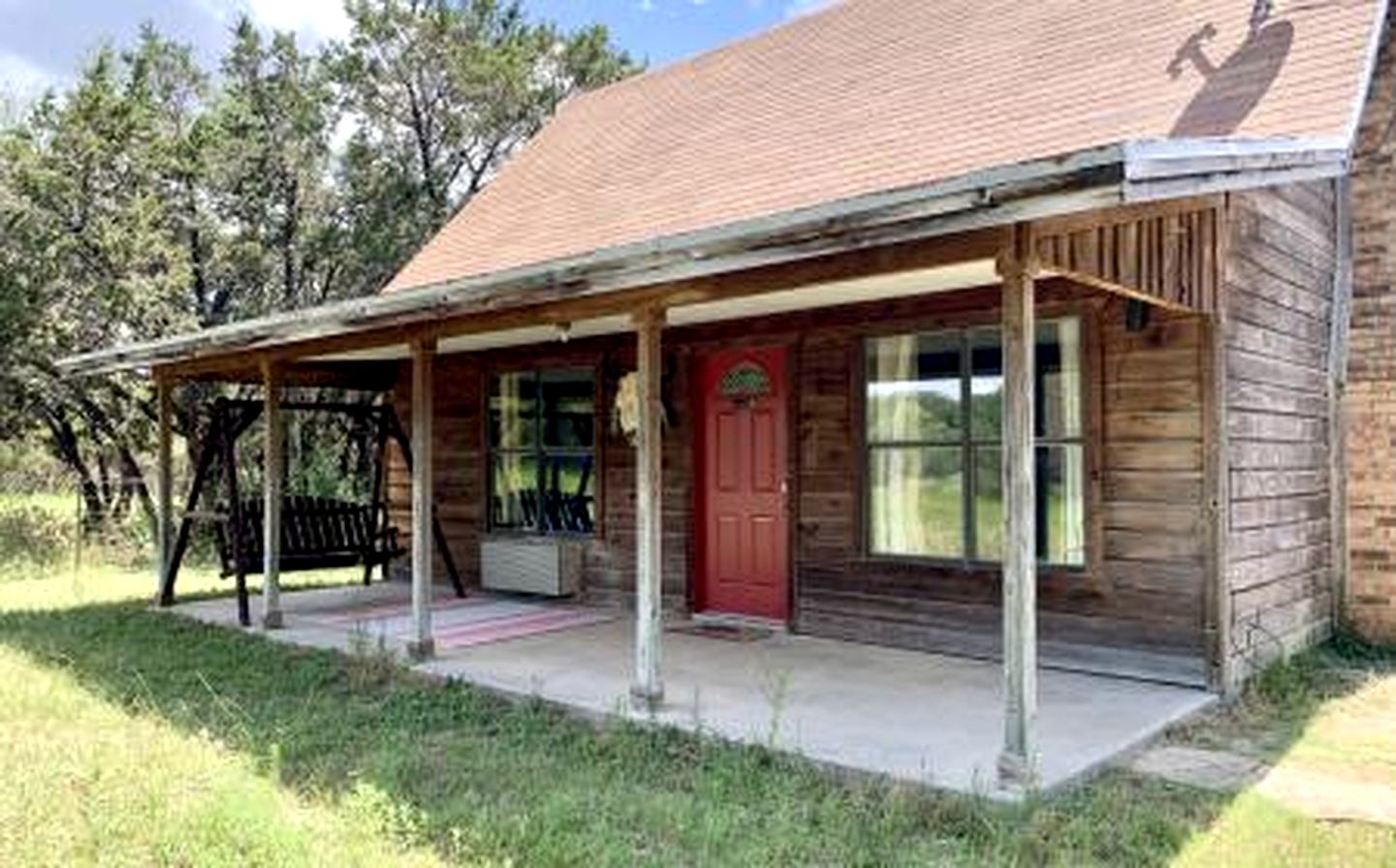 Western-Themed Cabin with Hot Tub, Fireplace & Pool Access near Meadow Retreat in Texas