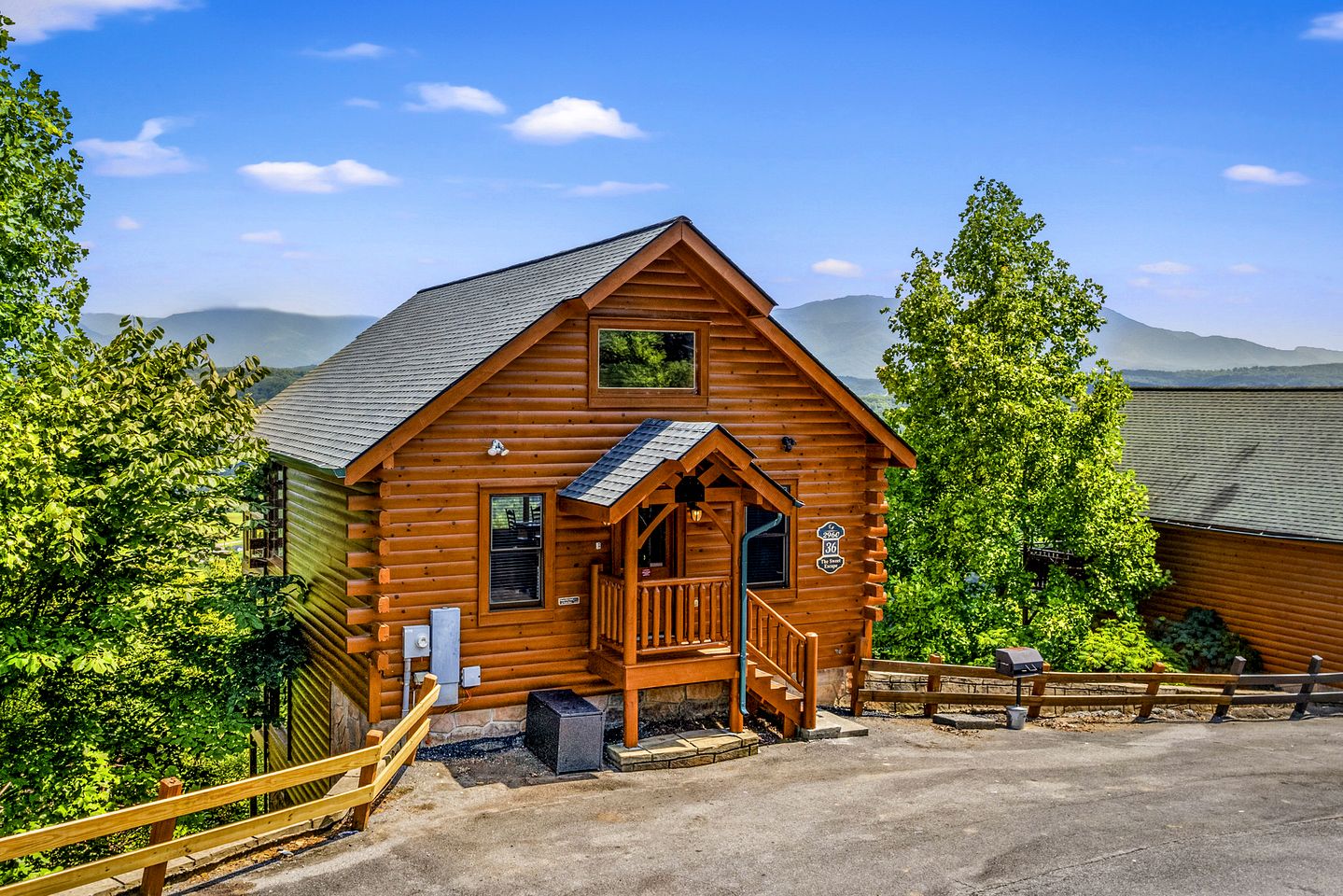 Luxurious Rustic Cabin with Jacuzzi and Mountain Views in Tennessee
