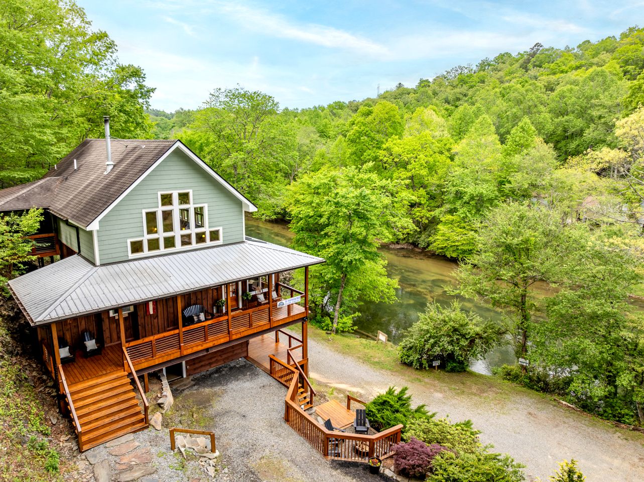Incredible Riverfront Cabin Surrounded by Trees for an Unforgettable Escape in Nature in Blue Ridge, Georgia