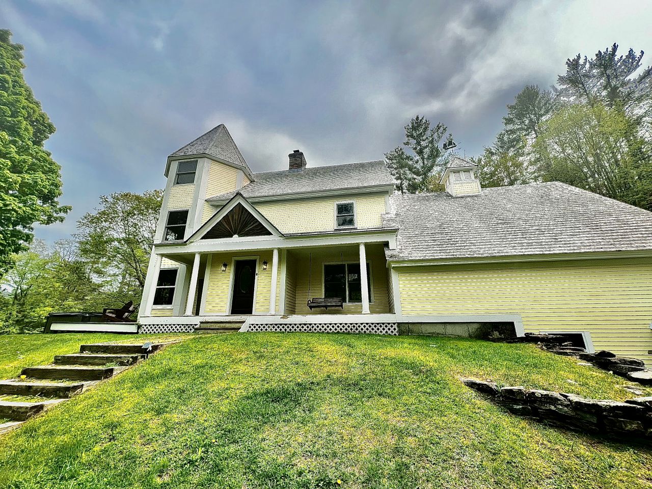 Delightful Rental with Fire Pit, Jacuzzi and Foosball Table in Vermont