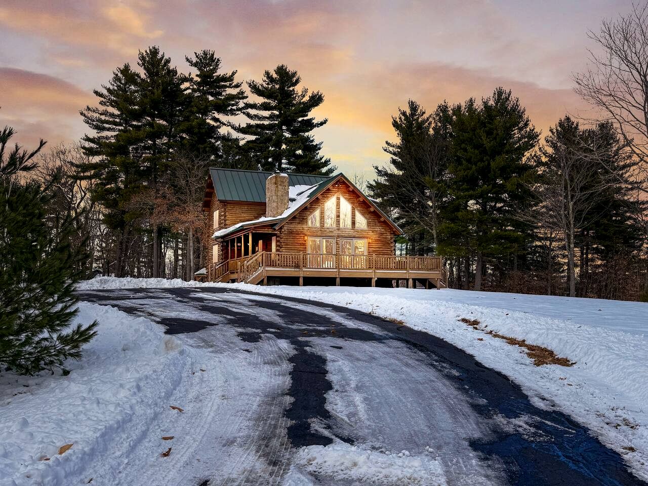 Cozy Log Cabin Retreat with Mountain Views in Bridgton, Maine
