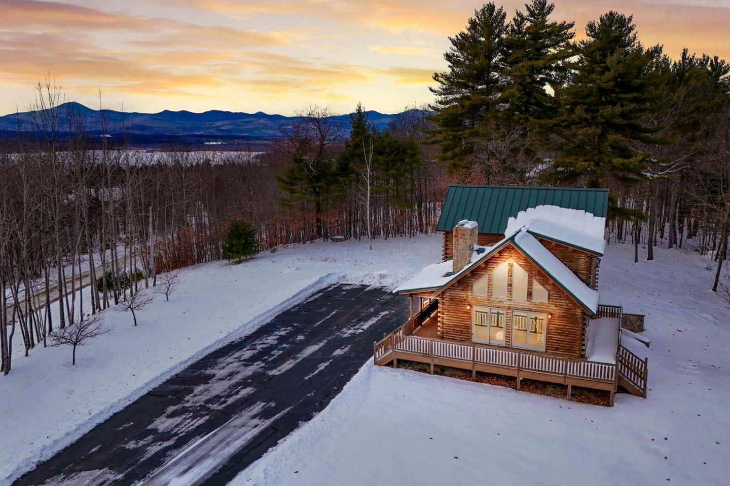 Cozy Log Cabin Retreat with Mountain Views in Bridgton, Maine