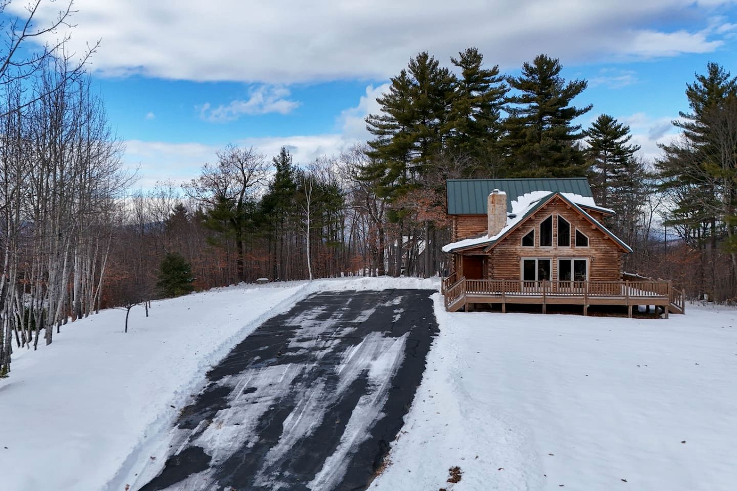 Cozy Log Cabin Retreat with Mountain Views in Bridgton, Maine