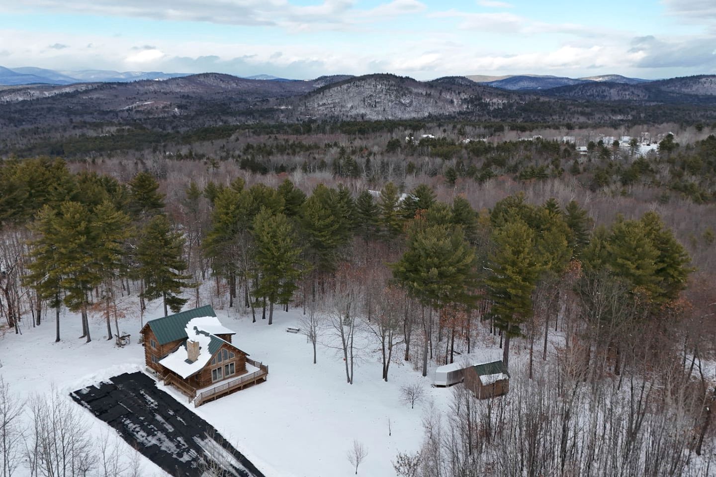Cozy Log Cabin Retreat with Mountain Views in Bridgton, Maine