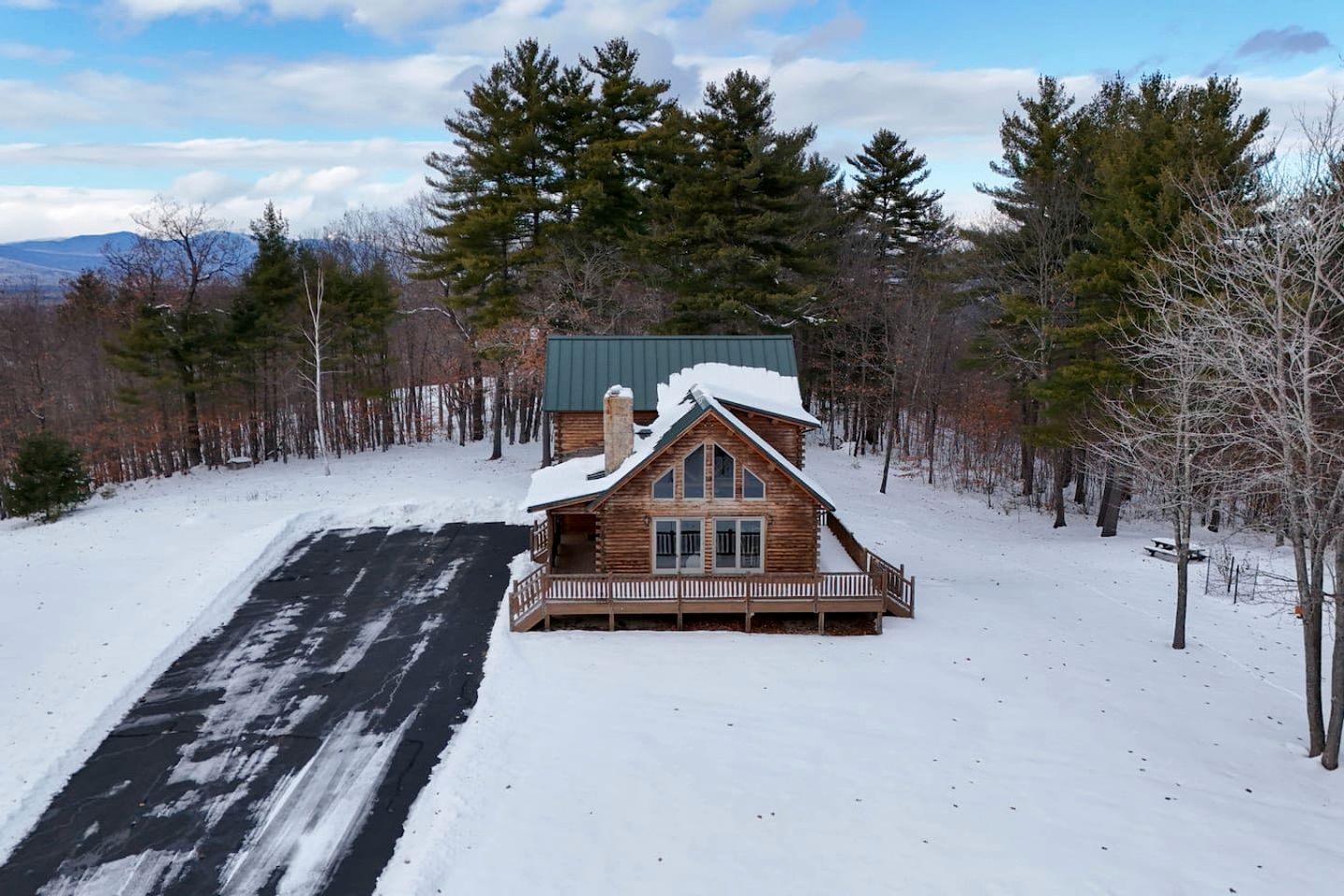 Cozy Log Cabin Retreat with Mountain Views in Bridgton, Maine