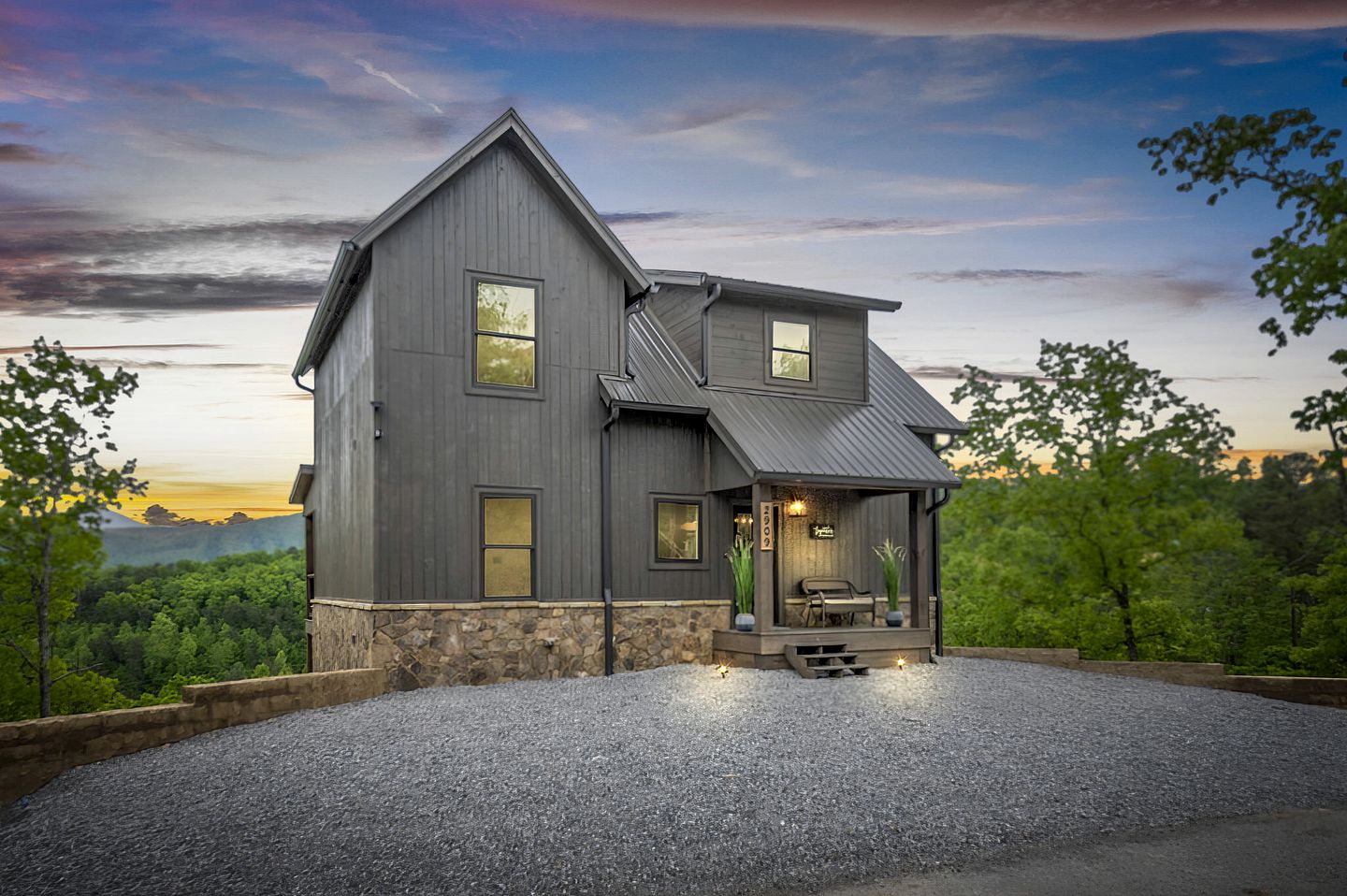 Beautiful Cabin with Stunning Sights and Hot-tub in Sevierville, Tennessee