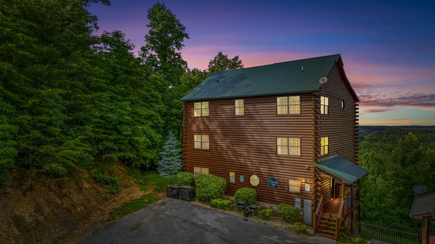 Impressive Cabin with Indoor Swimming Pool and Pool Table in Sevierville, Tennessee