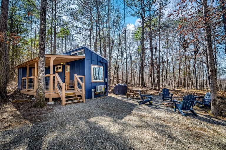 Relaxing Tiny House Surrounded by Trees for a Peaceful Escape in Nature in Mentone, Alabama