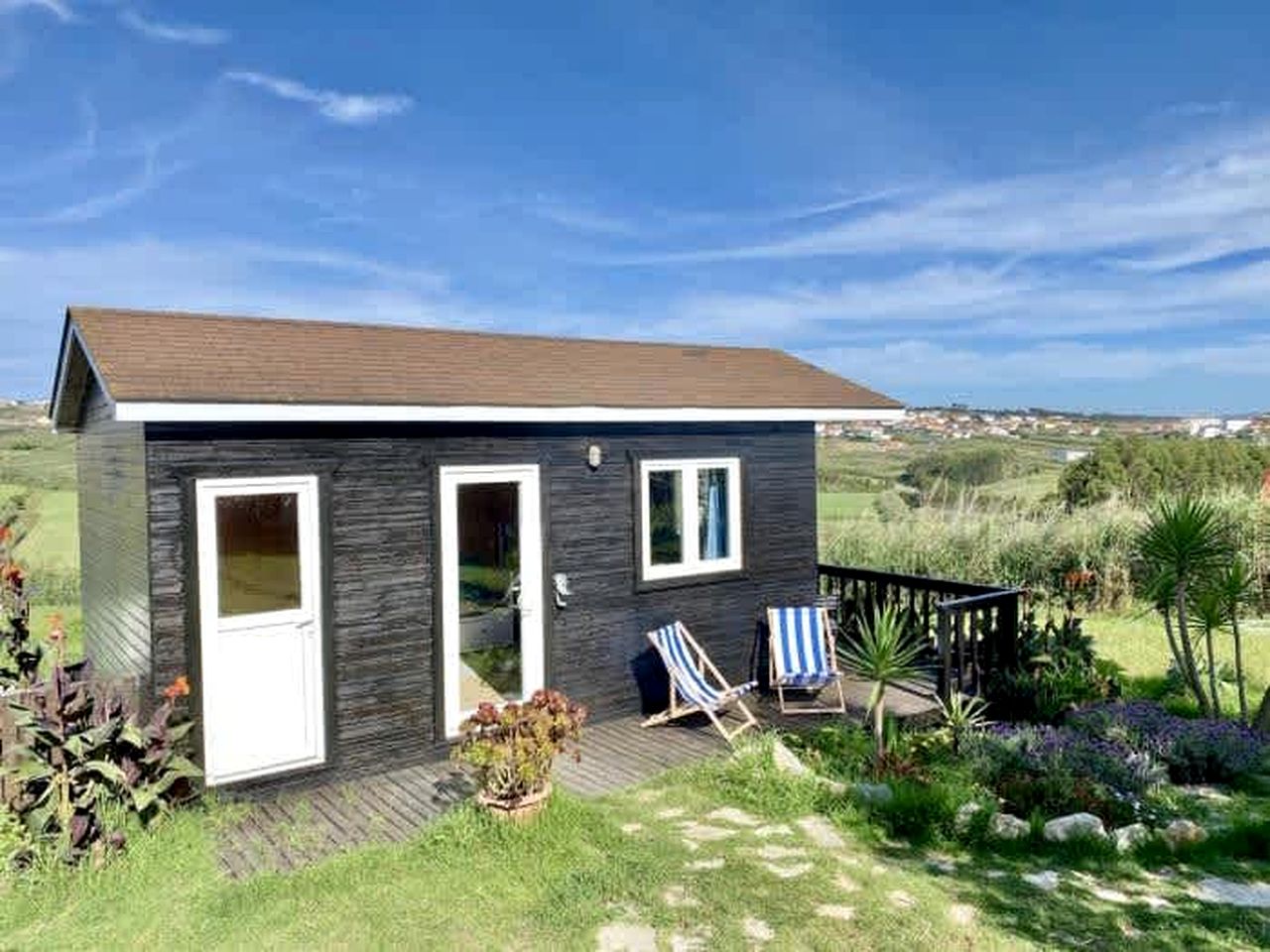 Charming Tiny House near Praia da Areia Branca, Perfect for a Weekend of Surfing and Exploring Lisbon