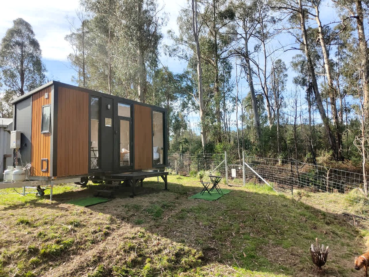 Eco-Friendly Luminous Tiny House with Outdoor Bath Ideal for Couples in Victoria