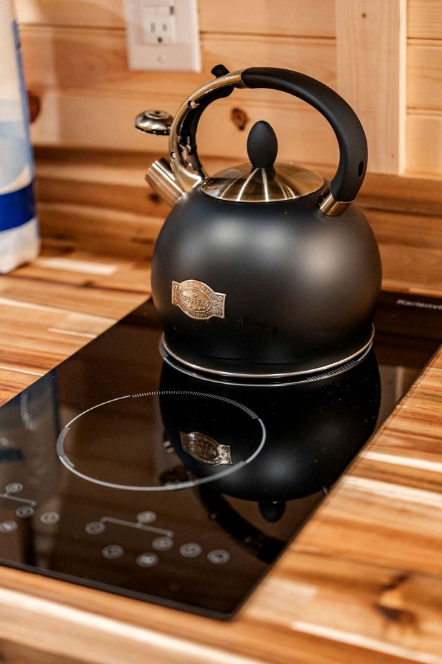 Whimsical Bee-Inspired Tiny Home with Private Hot Tub Near Douglas Lake & Smoky Mountains | Sevierville, Tennessee