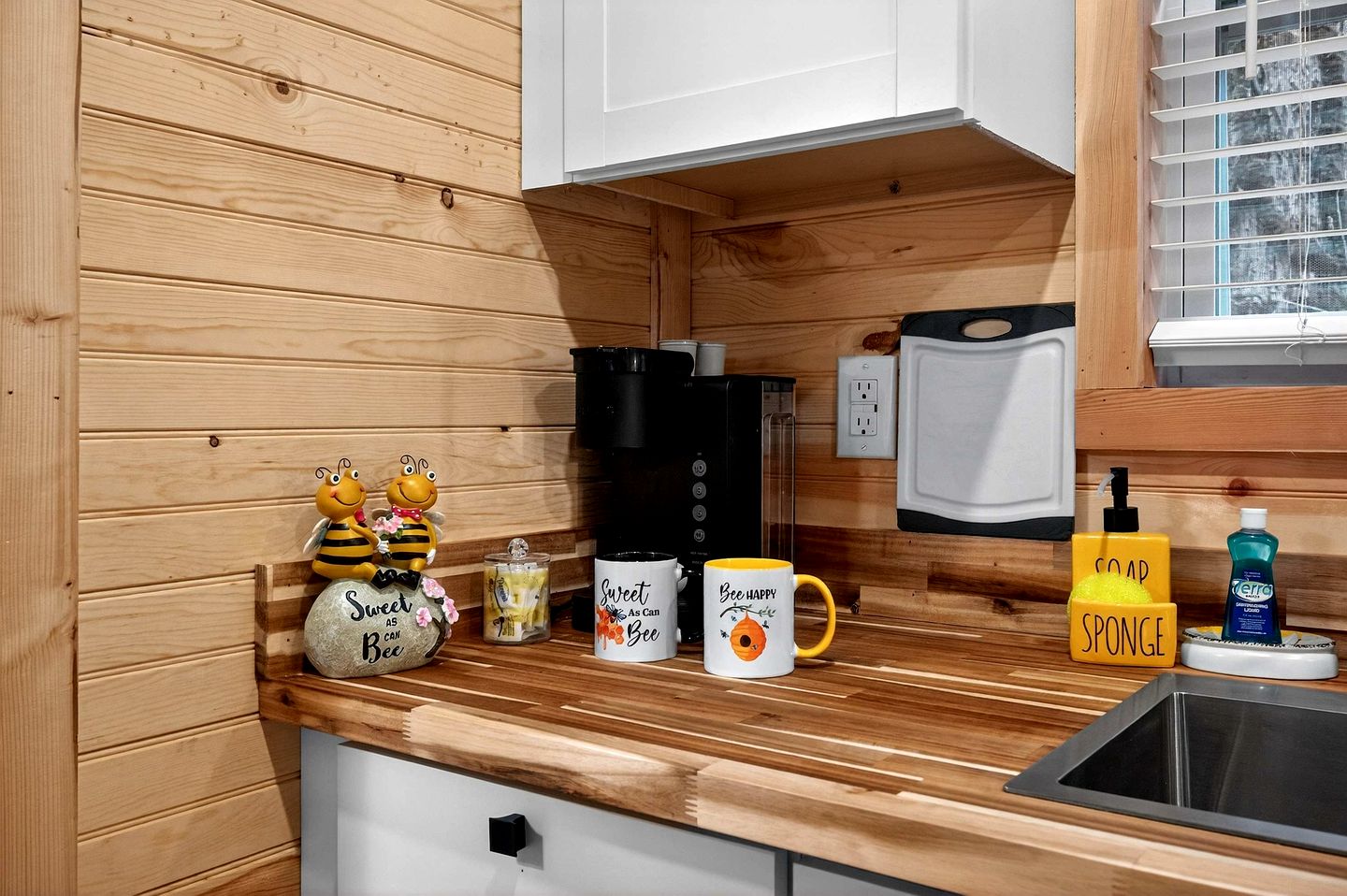 Whimsical Bee-Inspired Tiny Home with Private Hot Tub Near Douglas Lake & Smoky Mountains | Sevierville, Tennessee