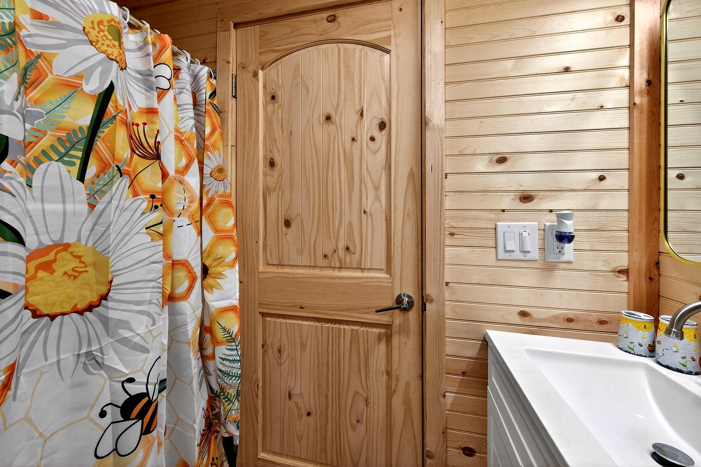 Whimsical Bee-Inspired Tiny Home with Private Hot Tub Near Douglas Lake & Smoky Mountains | Sevierville, Tennessee