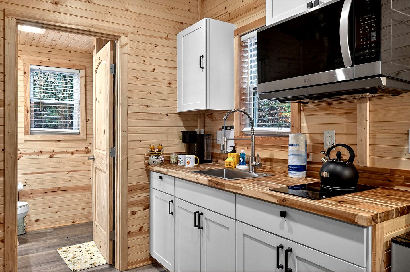 Whimsical Bee-Inspired Tiny Home with Private Hot Tub Near Douglas Lake & Smoky Mountains | Sevierville, Tennessee