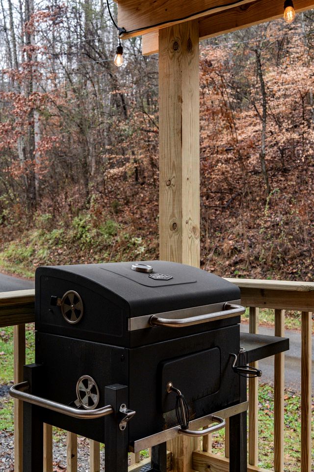 Whimsical Bee-Inspired Tiny Home with Private Hot Tub Near Douglas Lake & Smoky Mountains | Sevierville, Tennessee