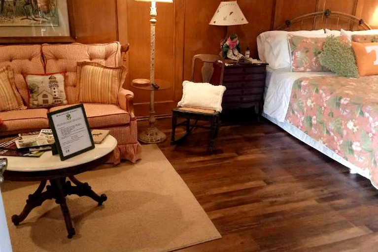 Nature Lodges (Knoxville, Tennessee, United States)