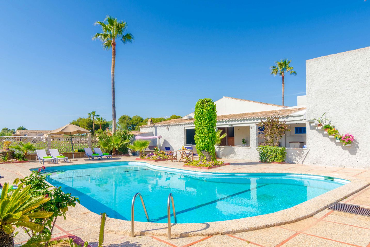 Enjoy a holiday in Mallorca at this villa near the beach!