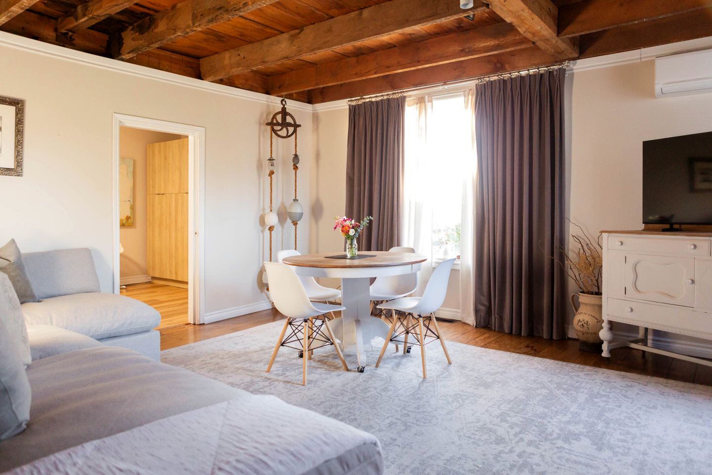 Tranquil Restored Farmhouse Ideal to Disconnect in Ontario