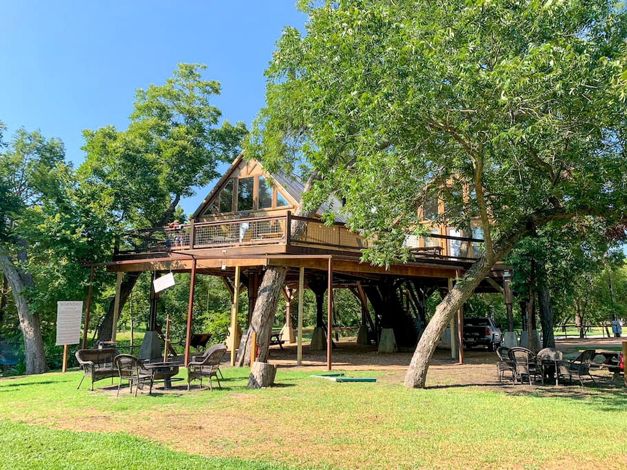 Tranquil Waterside Glamping: Tree House Near Geronimo Creek, Texas