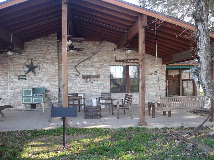 Cabins (La Grange, Texas, United States)